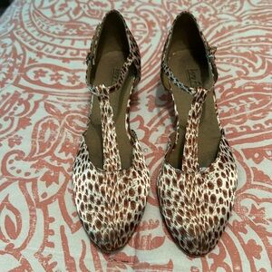 Very fine closed toe dance shoe